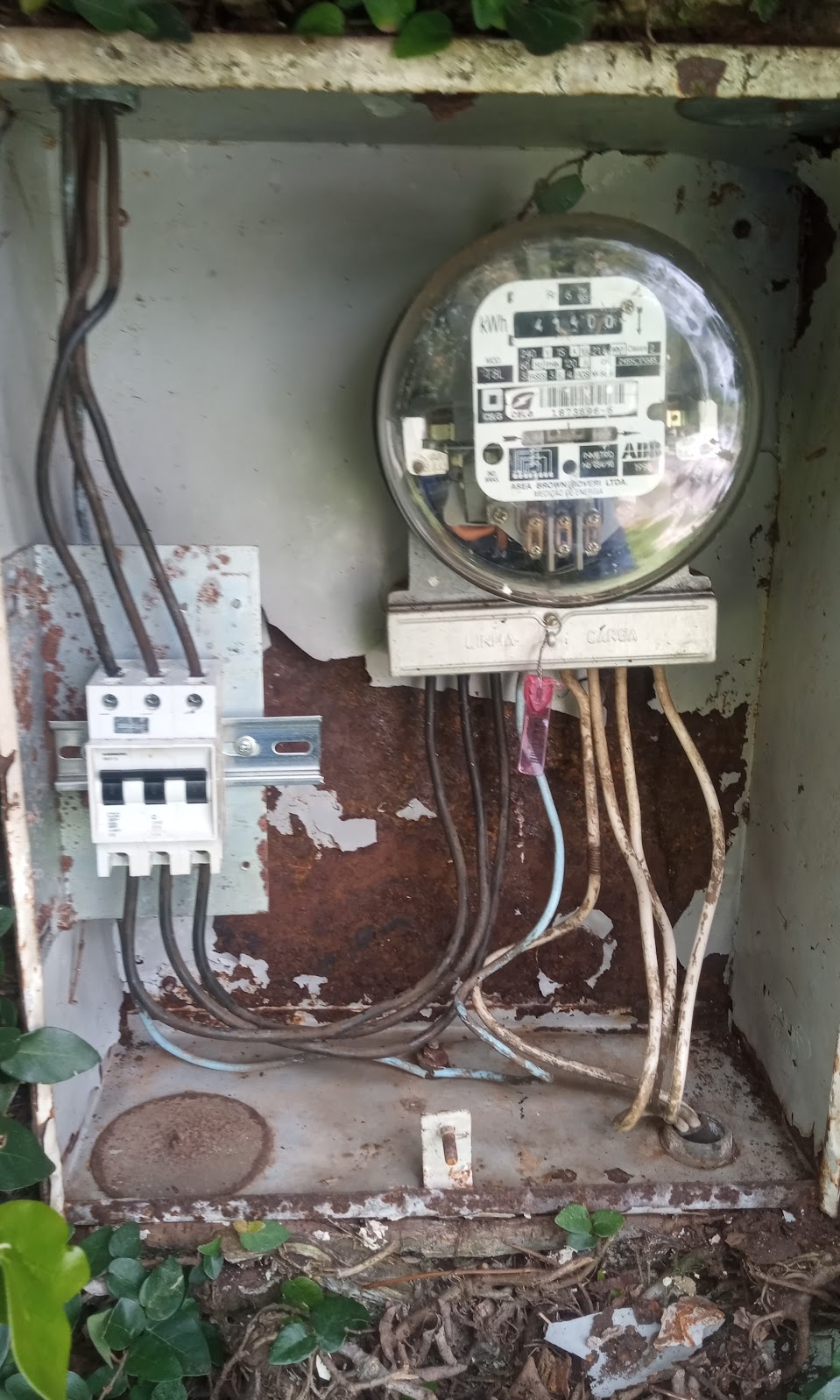 Padrão de entrada de energia e medidor em manutenção